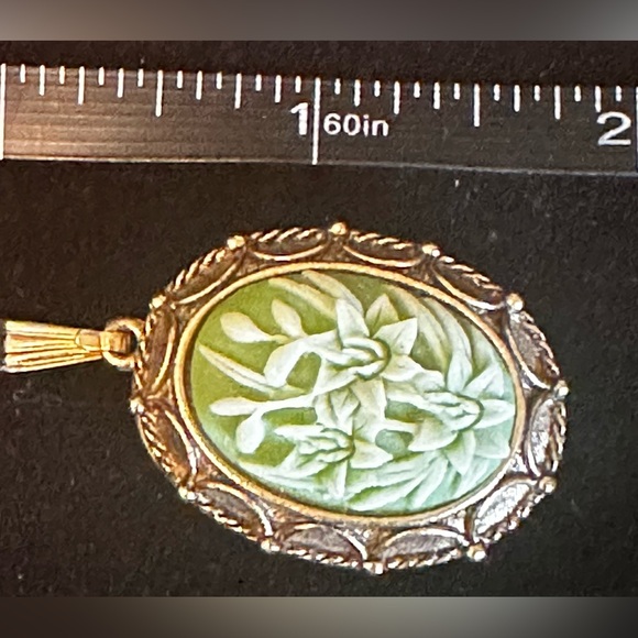 Vintage Vanda U.S.A. Carved Celluloid Perfume / Fragrance Locket Pendant - Picture 8 of 8